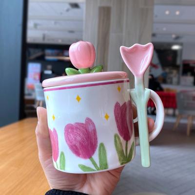 Mały świeży kubek tulipanowy dla dziewczynki w kształcie serca, studenta z pokrywką, kubek biurowy, ceramiczny kubek na wodę do użytku domowego