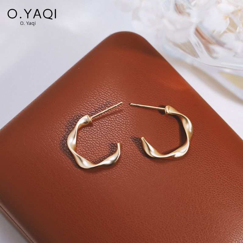 

Non-Pierced Minimalist Twisted Ring Integrated Mosquito Coil Ear Clip Fashion Style Special-Interest Design Female Mobius Earrings Matte Gold - Pierced Earrings