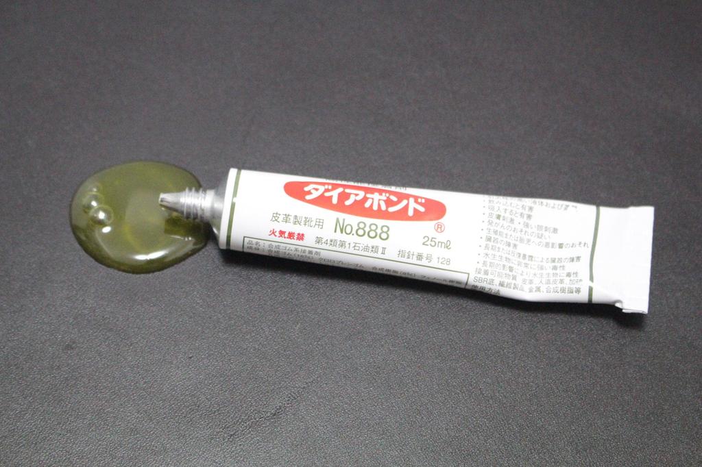 Diabond 888 Shoe Repair 25ml to Repair Peeling Reinforce Leather and Bond, Strong, Quick-Drying, (Old Type) (Easy Soles, Sneakers, Shoes, Repair)