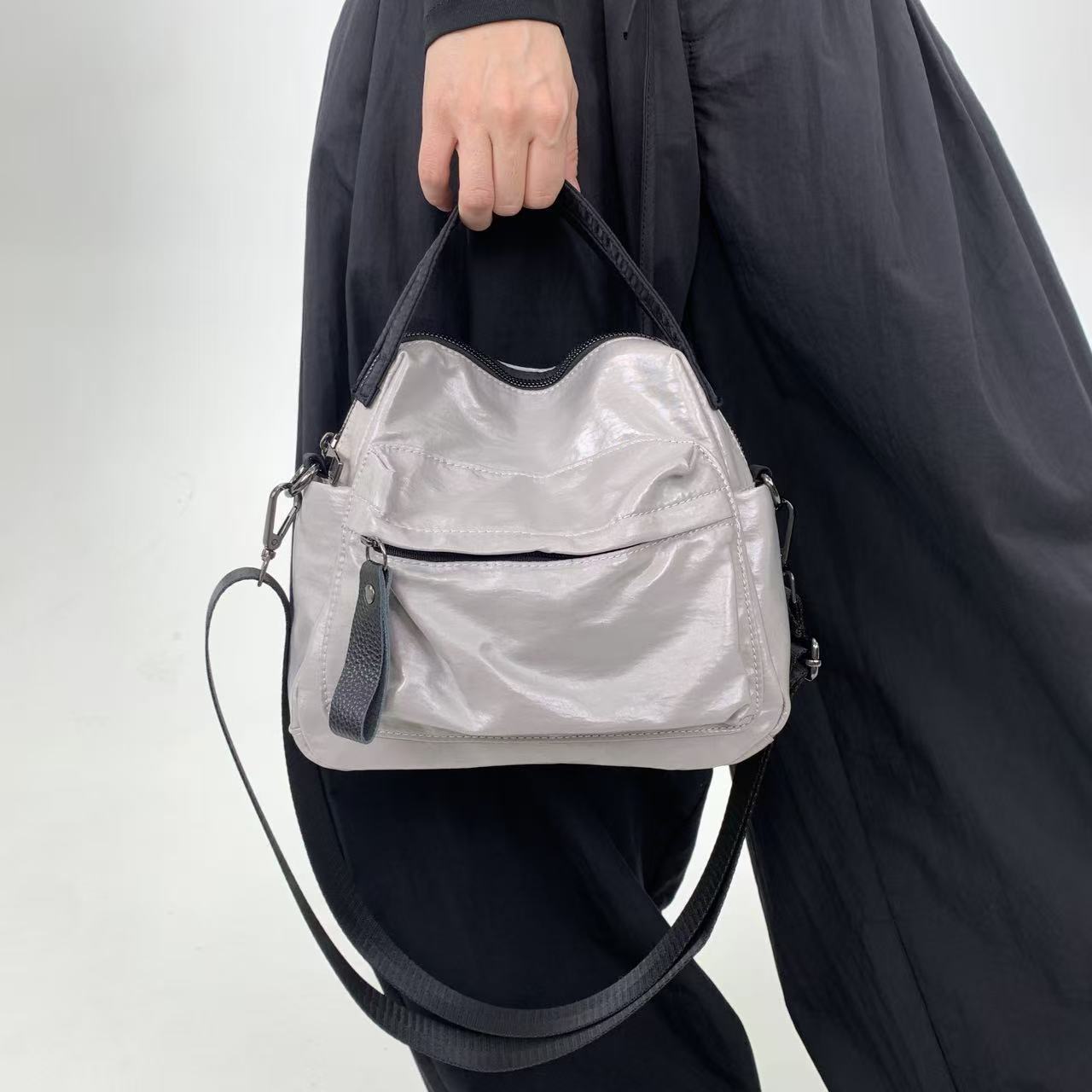 

Y2K Street Personality Hot Girl Handbag with Multiple Pockets and Zipper Retro Single Shoulder Crossbody Bag срібний