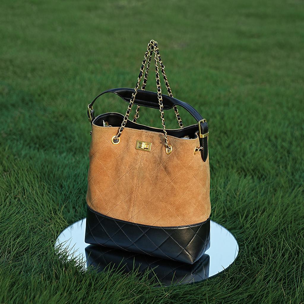 Damska skórzana torba typu bucket crossbody o dużej pojemności, z wysokiej klasy charakterem dojazdowym