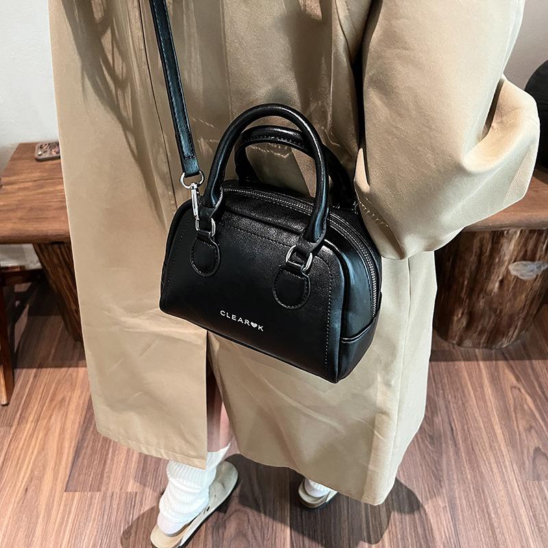 2025 New Women's Bowling Bag One Shoulder Crossbody Bag Portable Toast Bag Fashion Large Capacity Pillow Bag