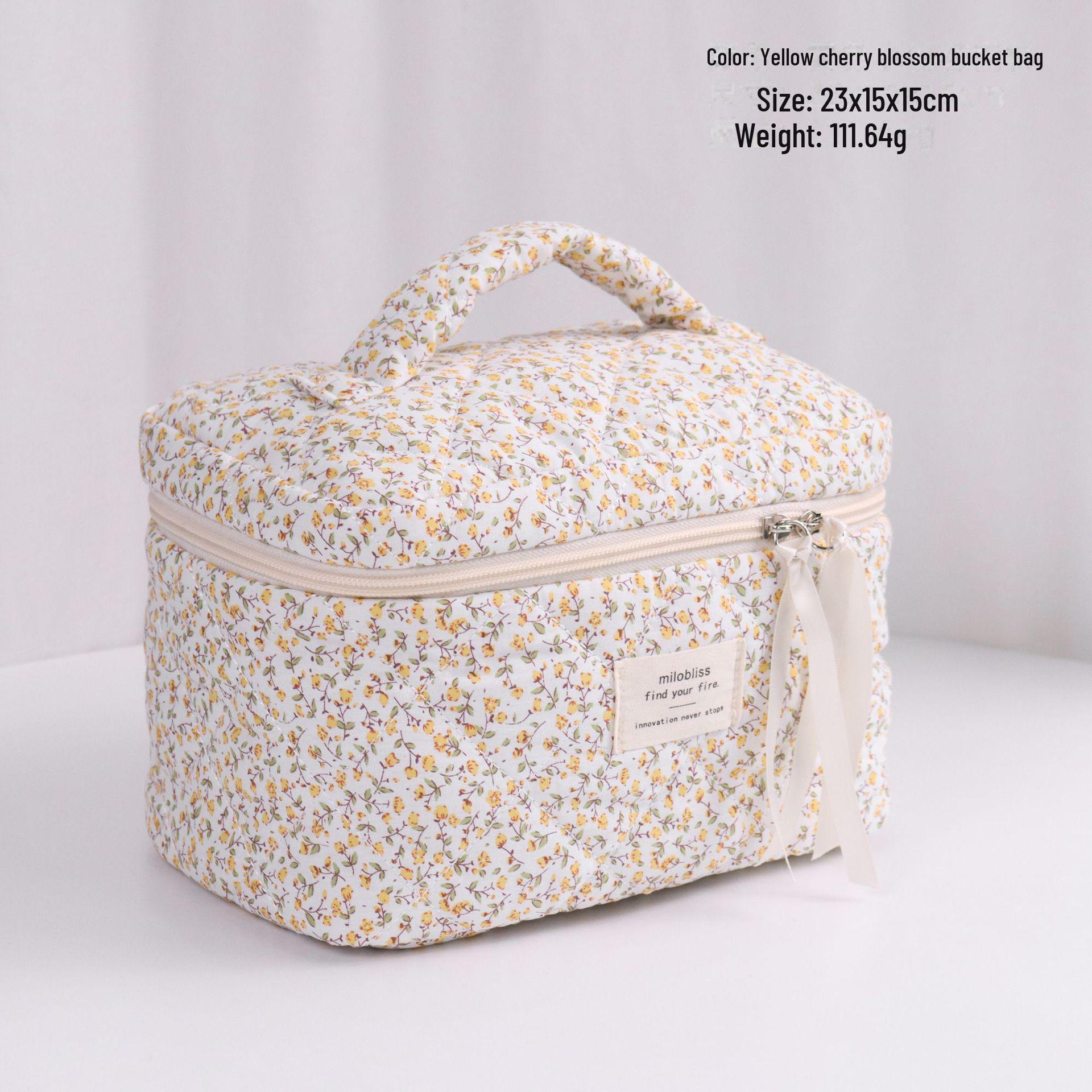 

Вместительная стеганая косметичка с цветочным узором cherry blossom bucket bag жёлтый