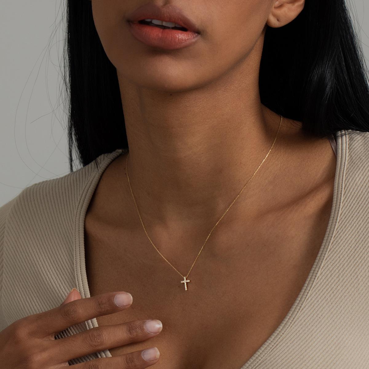 

Cross Necklace for Women, 18K Gold Plated Cross Choker Pendant Non Tarnish Waterproof Trendy Cute Simple Small Necklace золотой