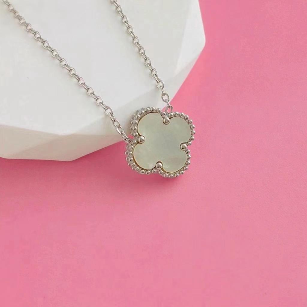 Halskette mit vierblättrigem Kleeblatt, 18 Karat vergoldet, mit Anhänger aus rosenrotem Chalcedon, Achat und weißem Muschelkern für Damen