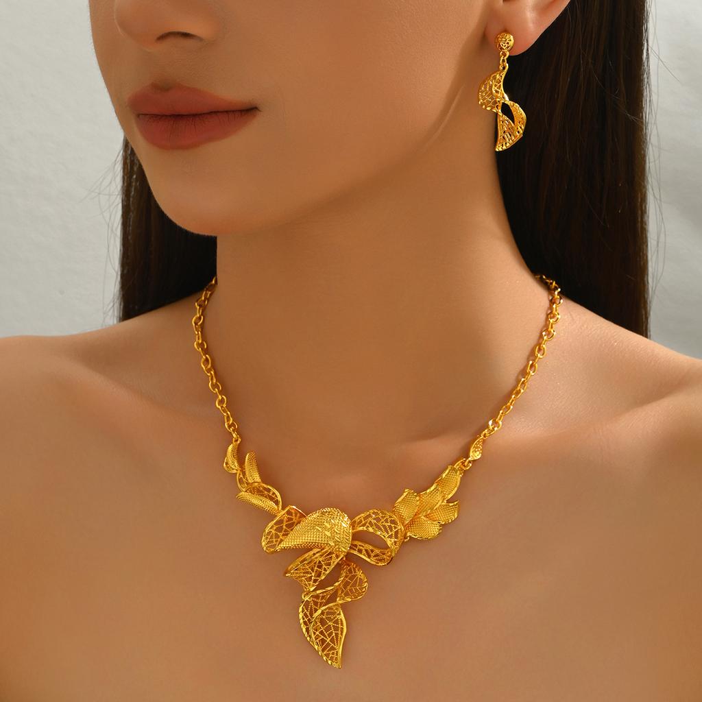 Women's Earrings Necklace Set Geometric Wrinkled Twisted Design Metal Long Clavicle Chain for Women