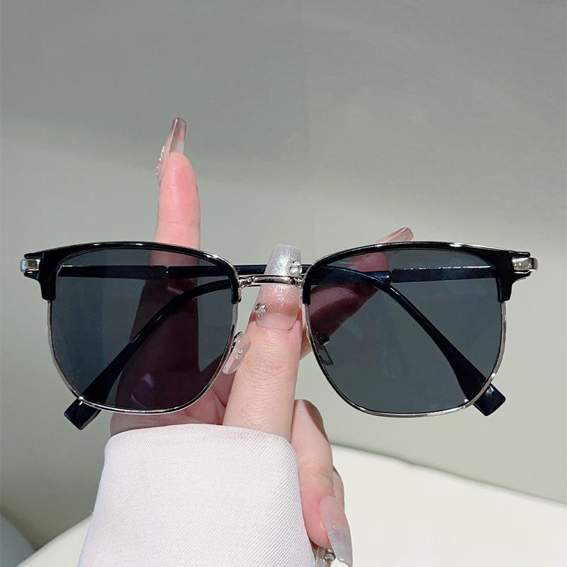

Luxury Brand Designer Square Sunglasses Women For Men Vintage Metal Punk Sun Glasses Popular Hip Hop Rivet Shades UV400