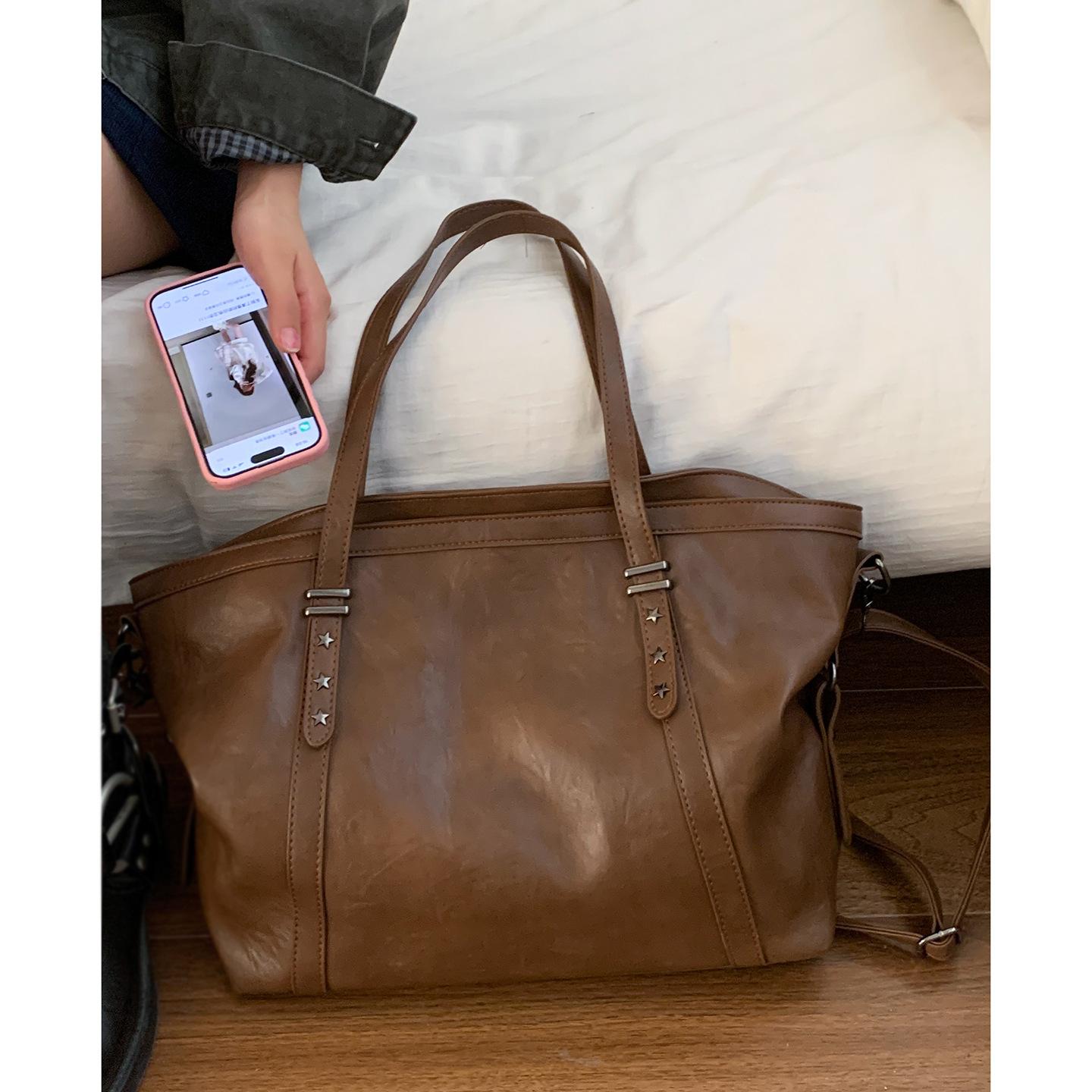 

Retro high-end bag large-capacity women s bag 2025 autumn and winter new shoulder tote bag simple commuter armpit bag коричневый