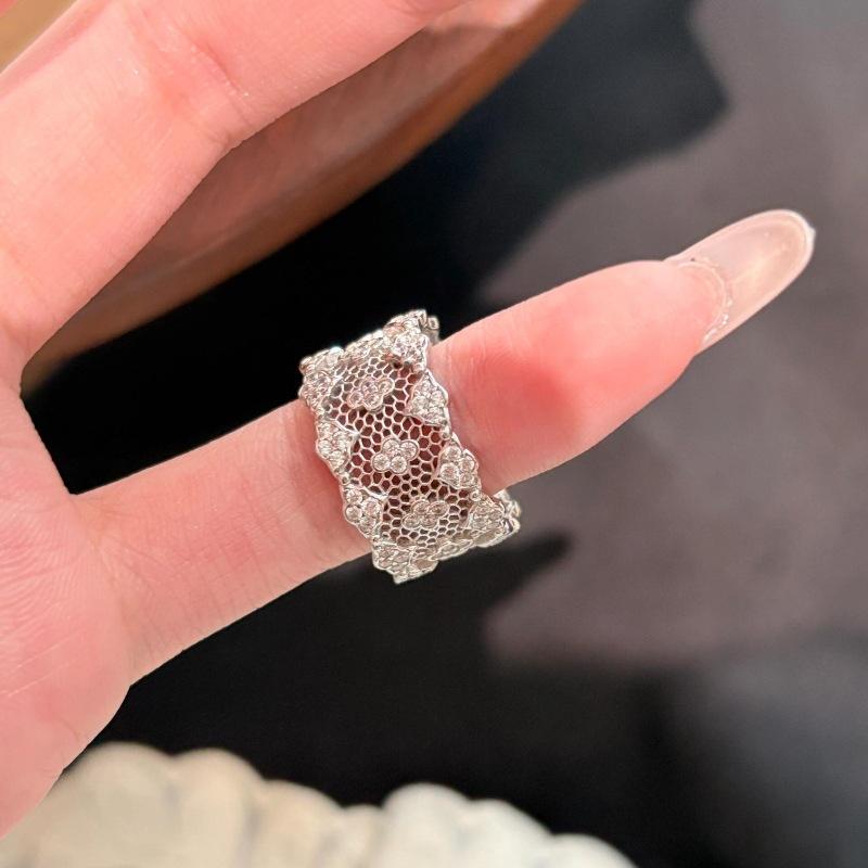 

Original Hollow Out Lace Flower Rings For Women Light Luxury High-End Glossy Wide Ring Couple S Retro Engagement Jewelry Gift resizable