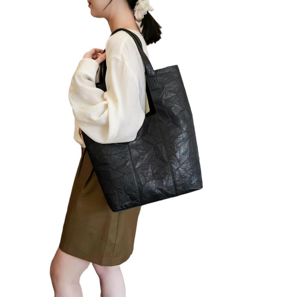 2024 new women's bag Korean version large bag black pleated texture shoulder bag handbag fashionable and simple commuter tote