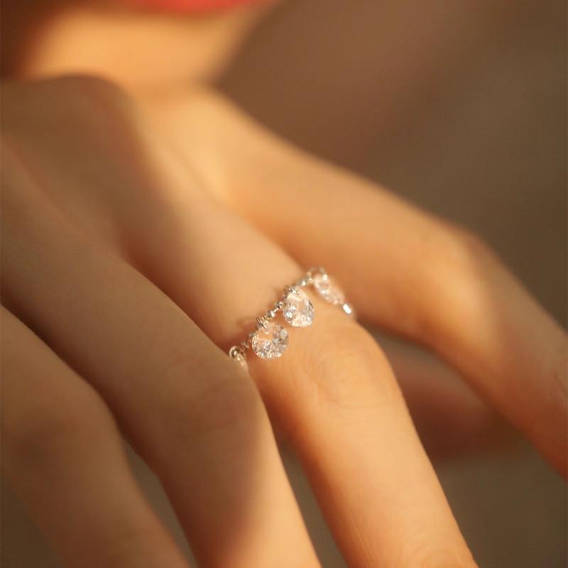 Stylish Elegant And Adjustable Finger Ring For Women With Chic Fringed Design And Modern Appeal