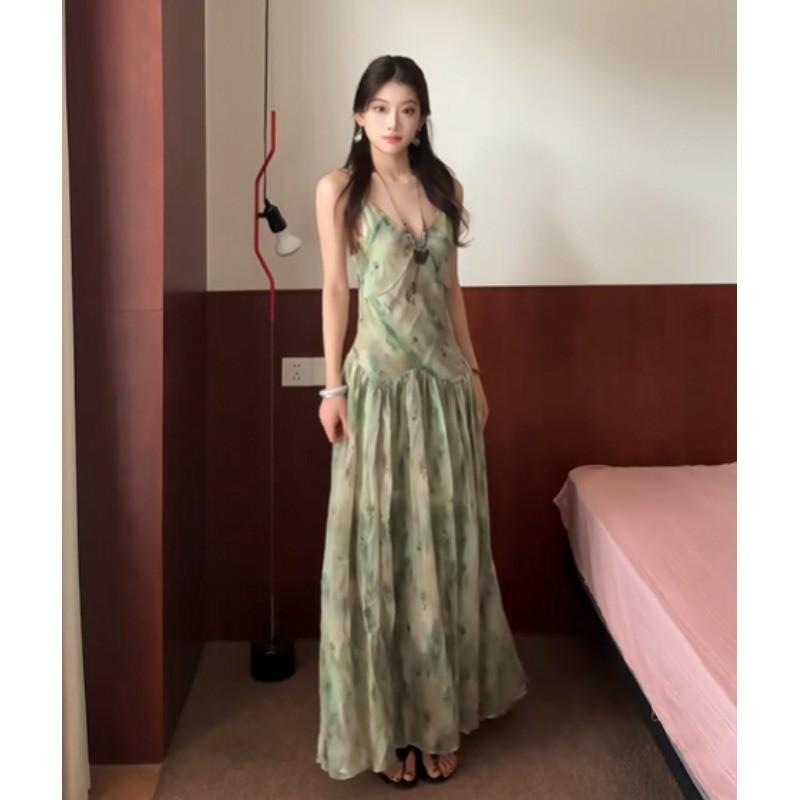 Seaside vacation wind floral v-neck suspender dress women's summer dress is beautiful and unique, super good-looking waist temperament long dress