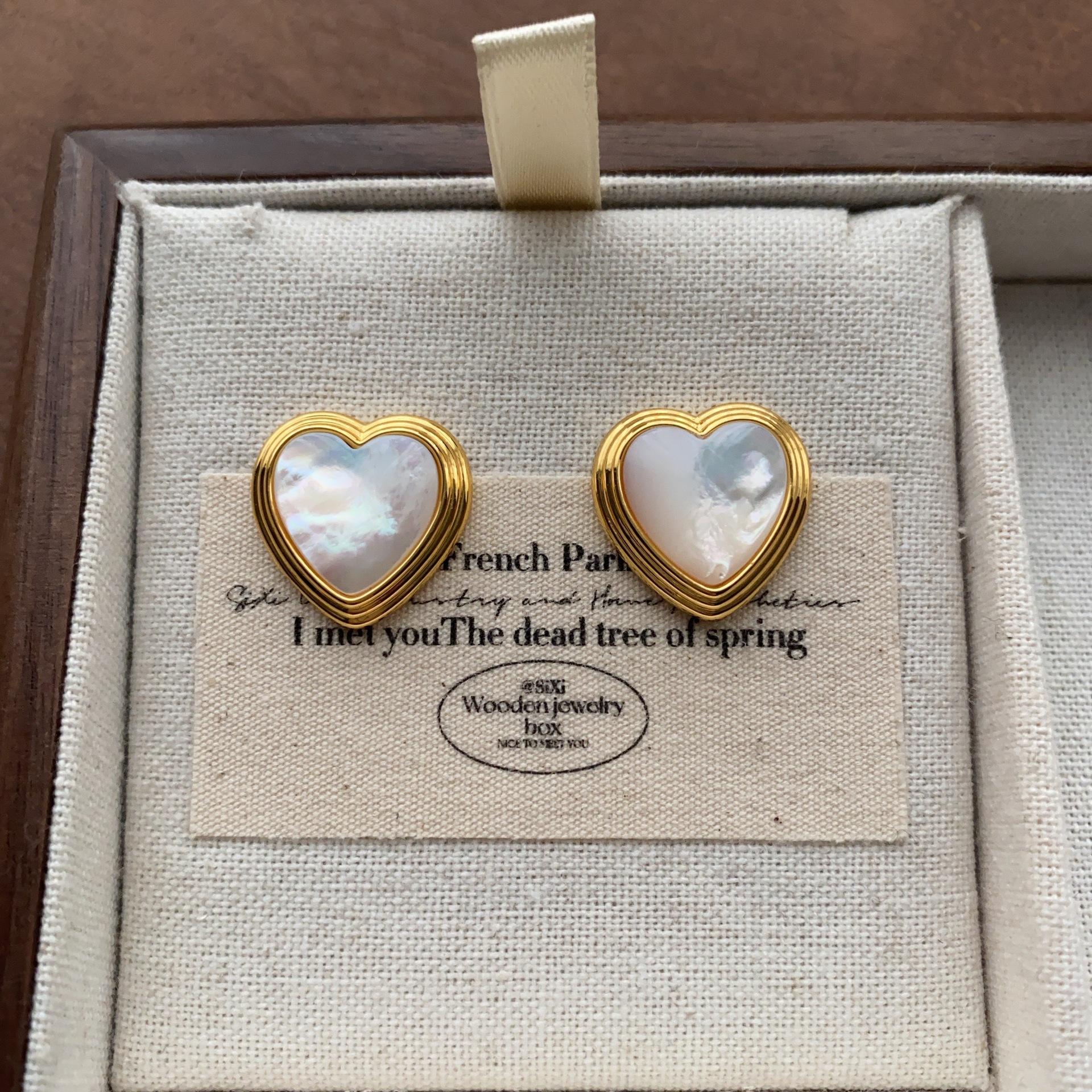 

Romantic exquisite love fritillary stud earrings retro light luxury high sense daily commute gentle personality earrings women