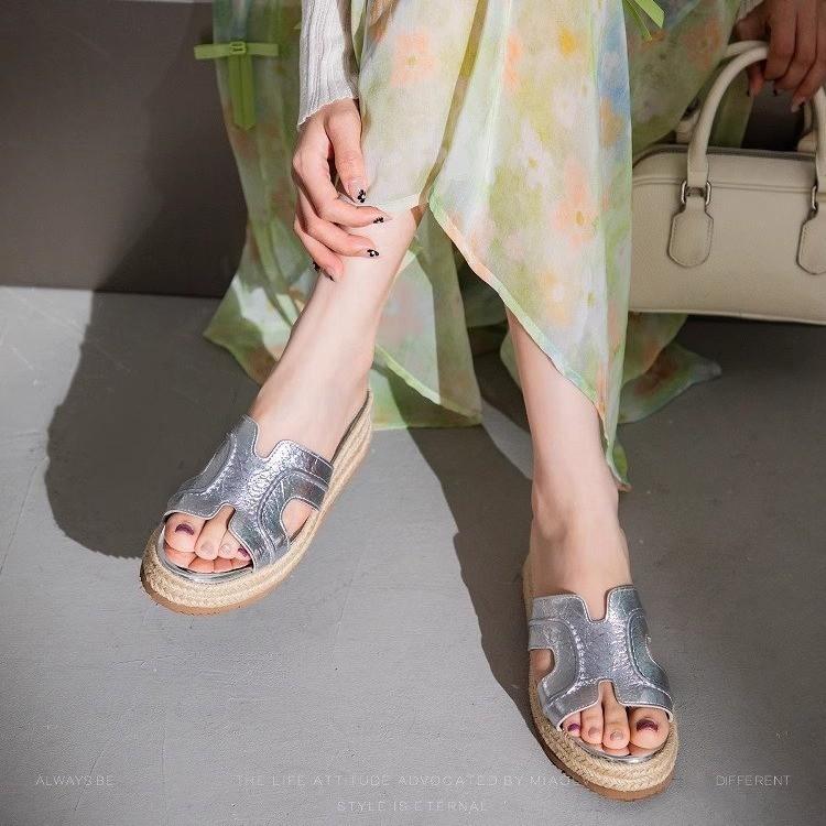 

2025 лето новая модная обувь женская универсальная танкетка повседневные шлепанцы с открытым носком на толстой подошве крутые шлепанцы женские 42 серебряный