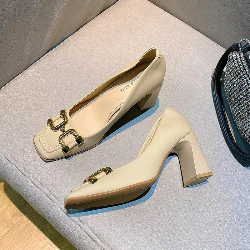 Hästspänne fyrkantig tå högklackade damskor tjock klack 2024 nya mjukt läder bekväma mode lätt mun enkla skor franska 8 cm