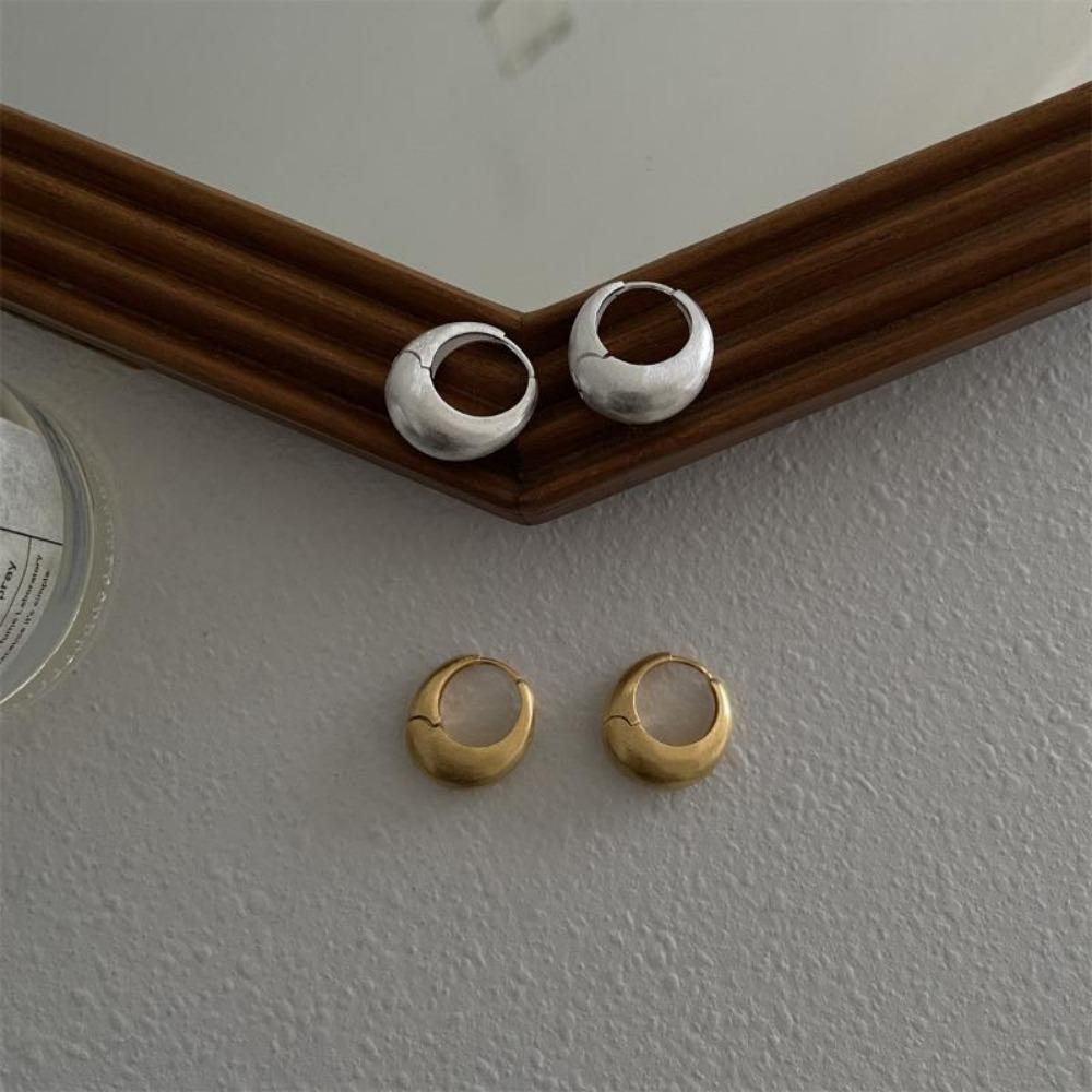 1ПАРА Матовые простые серьги-кольца женские нишевые высококачественные серьги с эффектом — фото 4