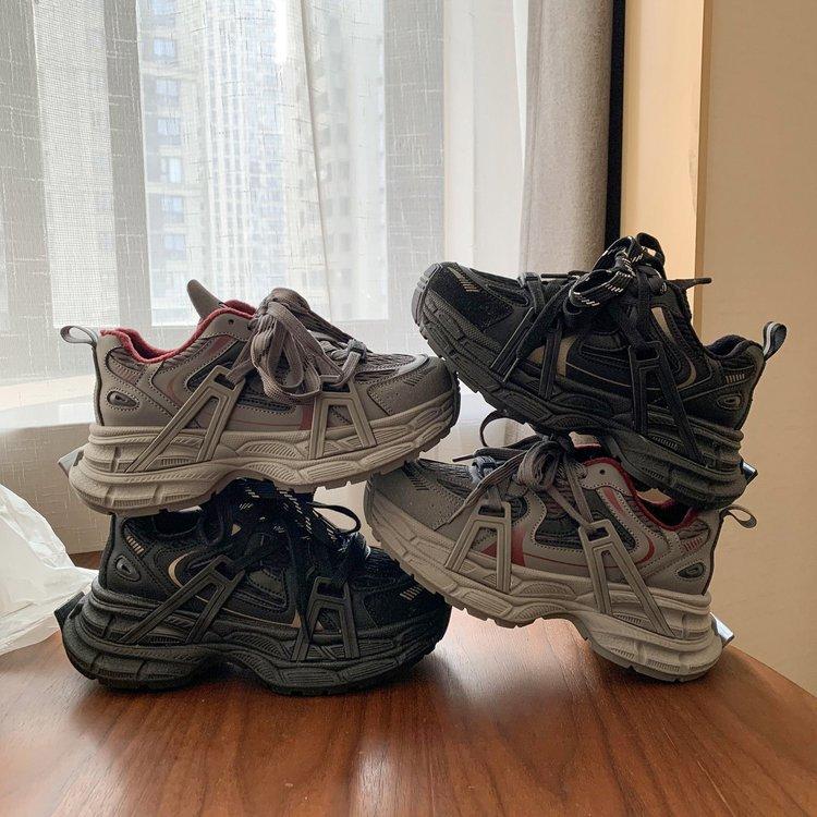 Leder zeigt Füße, kleine Plateauschuhe für Damen 2025 neue Frühjahrs- und Herbstmodelle, Herbst- und Winterdamenschuhe, höhenverstärkender Sneaker