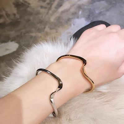 Chic Wave Open Bracelet: Minimalist Japanese-Korean Design for Versatile Elegance