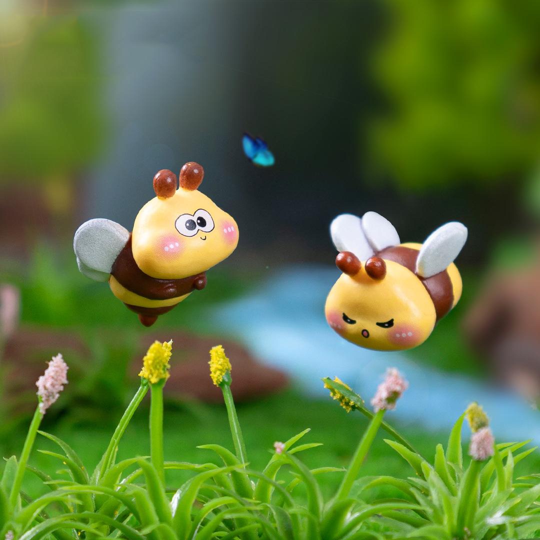 

2pcs Cute Creative Little Bee Cartoon Model Doll House Resin DIY Decoration Desktop Car Ornaments Toys Gift 1.6-2.5cm opp bag