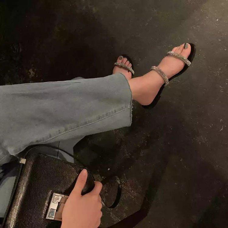 Fashion Sandals 2025 Summer New Style Fairy Style One Word with Water Diamond Flat Bottom Set Toe Cool Slippers for Outer Wear