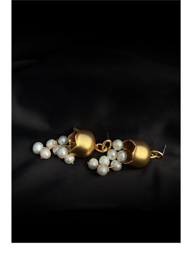 Blühende Perlen-Ohrhänger: Künstlerischer Designer-Stil