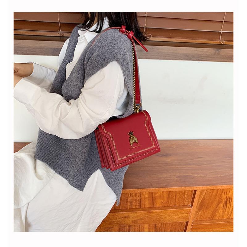 Die neue französische Damentasche in kontrastierenden Farben ist supermodisch.