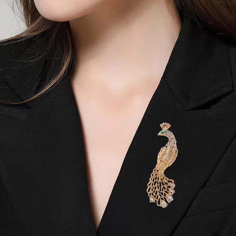 Retro Peacock Trailing Hollow Gold Smart Elegant Pressed Pendant Brooch