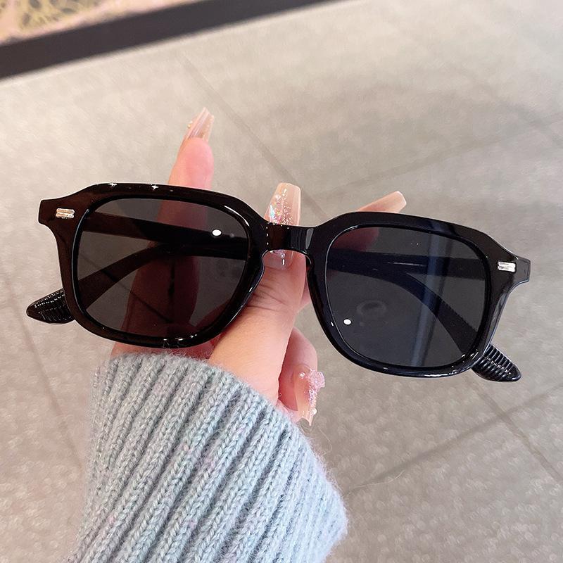 Korean Stylish Men Sunglasses Rivets Decoration Square Shape Sun Glasses for Women Holiday Travelling Sunglass for Women