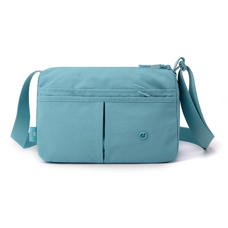 Borsa a tracolla sottile con tasche frontali e tracolla regolabile in nylon tinta unita