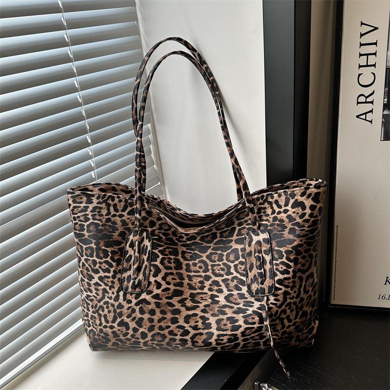 2025 new casual simple fashion commuter shoulder bag European and American retro leopard print large capacity tote bag