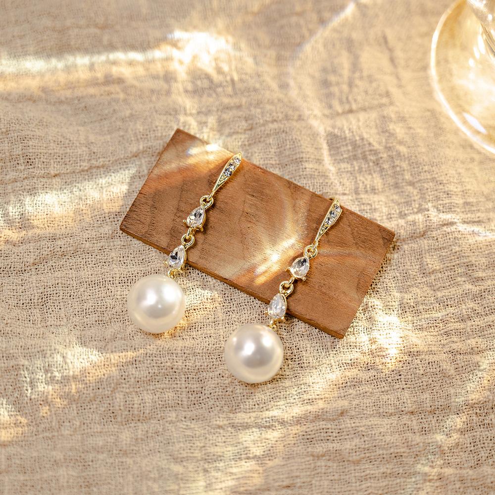 Light Luxury Simple Pearl Earrings Women'S Metal Smooth Pearl Geometric Star Love Ear Jewelry Of The Same Style