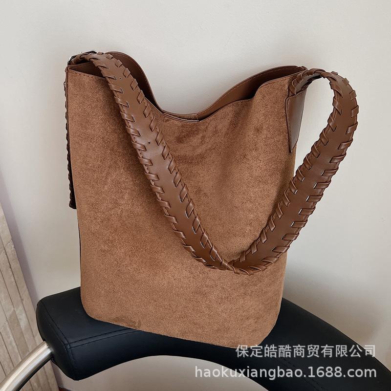 Simple retro large-capacity bag women's 2025 new commuter versatile messenger bag fashionable shoulder underarm bucket bag