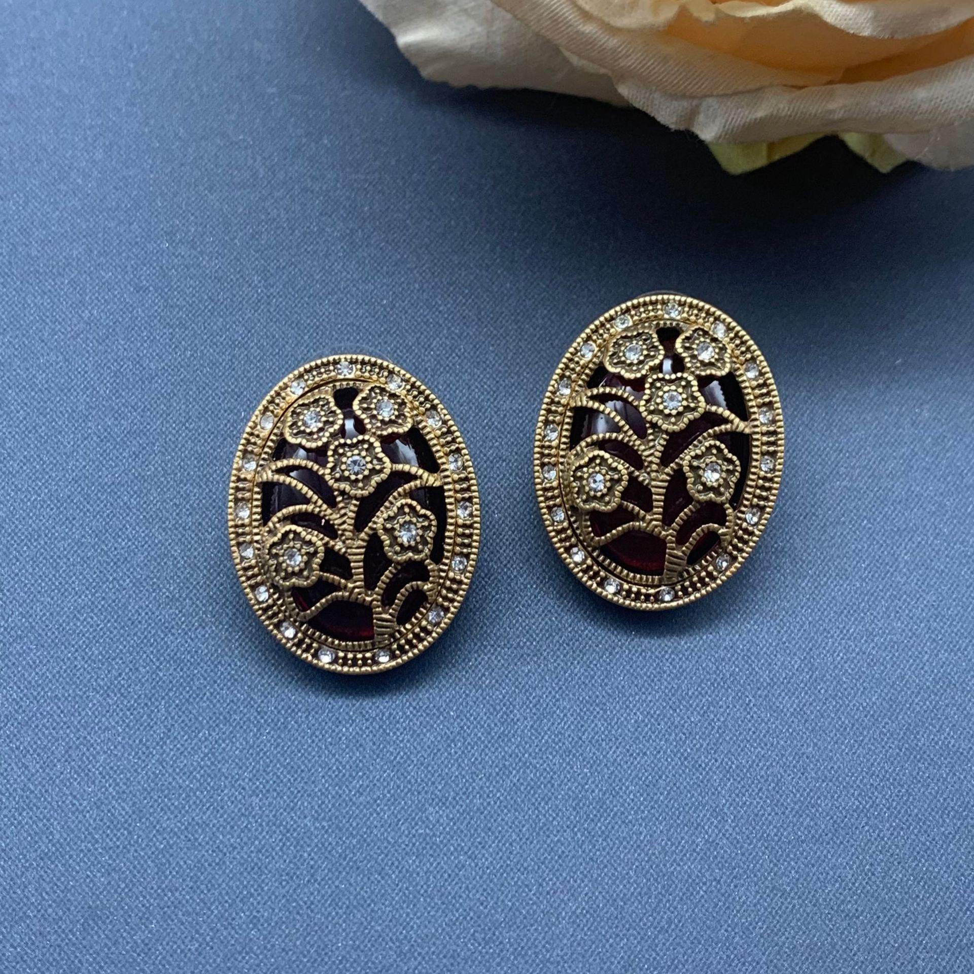 

Vintage Retro Luxury Glass Inlaid Stud Earrings with Flower Hollow Design