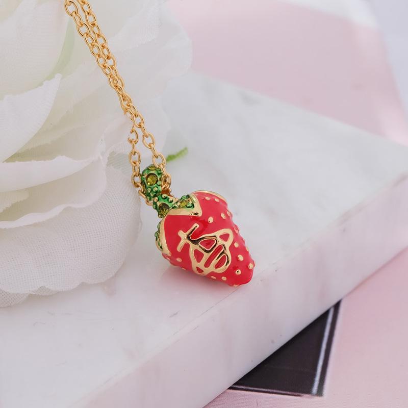 Western Empress Erdbeerkette: Niedlicher roter Saturn-Anhänger Choker, Weihnachts-Stil