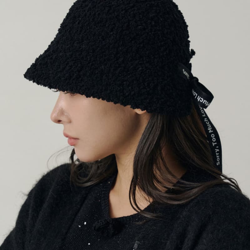 

SORRY TOO MUCH LOVE Snow Logo String Bucket Hat_Black SINGLE TYPE