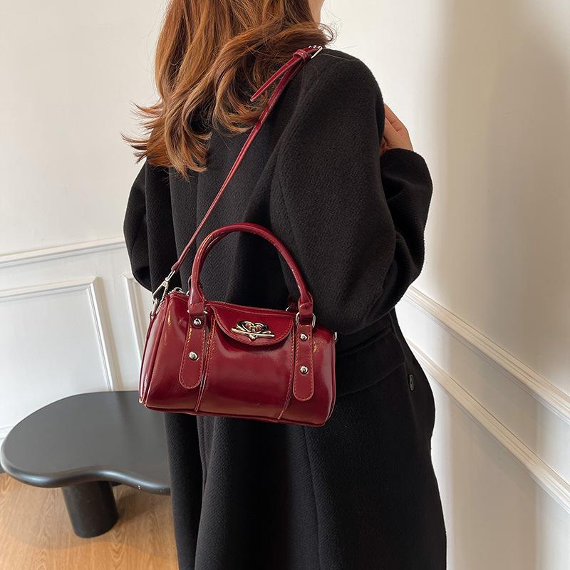 Retro small bag women's 2025 autumn and winter new portable pillow bag fashionable texture foreign style commuter messenger bag