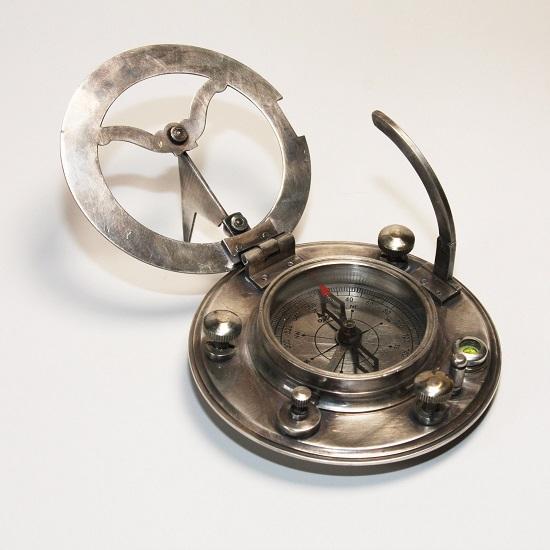 Компас с морскими солнечными часами капитана
