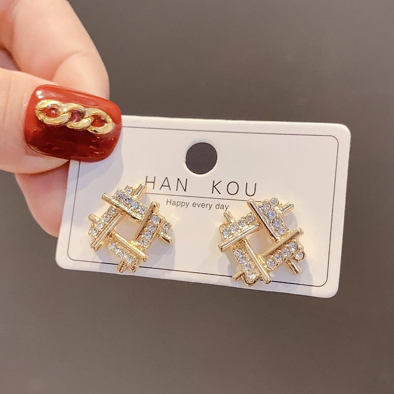 Boucles d'oreilles de luxe tendance 2024 accrocheuses pour femmes: Boucles d'oreilles à clous tendance et polyvalentes pour l'automne et l'hiver