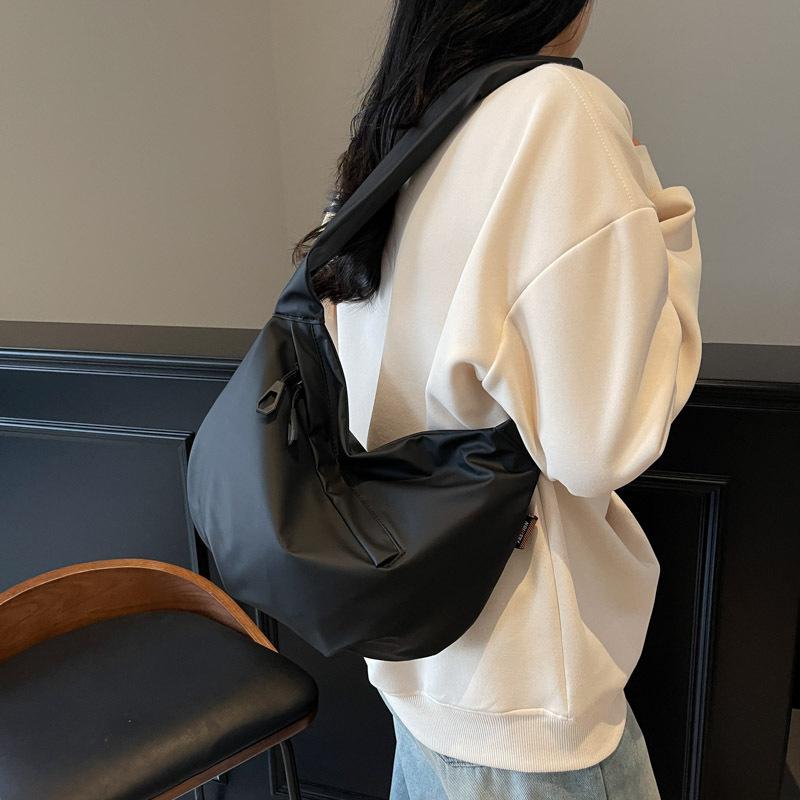 Casual simple tote bag 2025 new trendy texture shoulder bag large capacity men's and women's commuting foreign style messenger bag