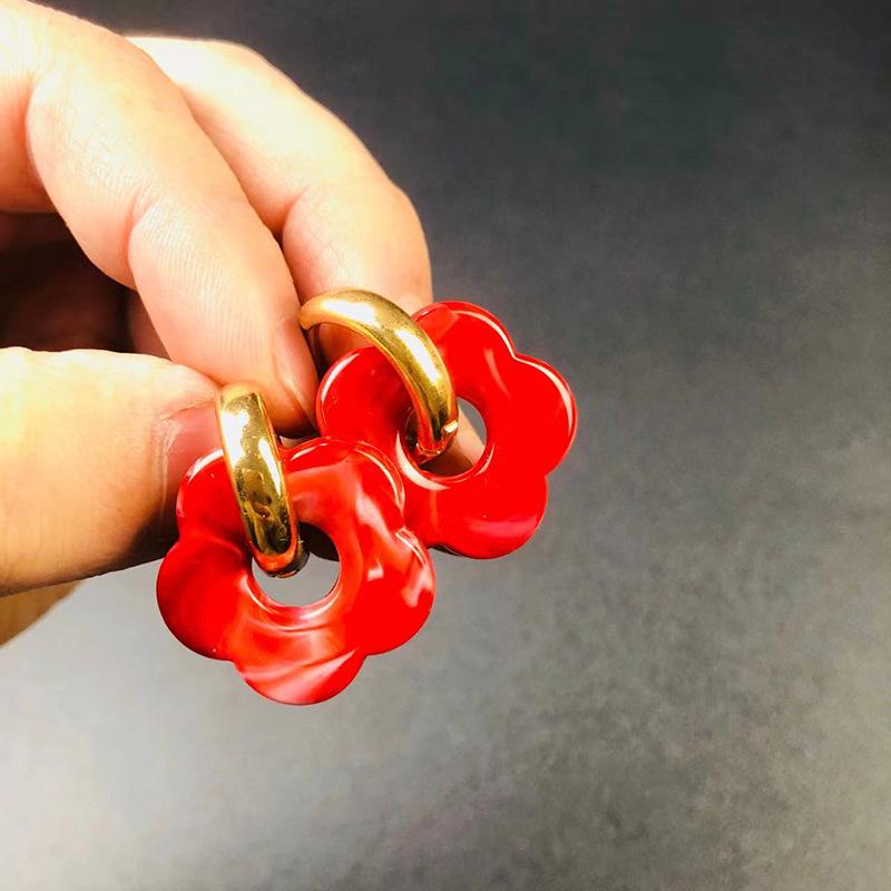 European and American Cartoon Resin Flower Copper Earrings - Cute and Fashionable Flower Hoops.