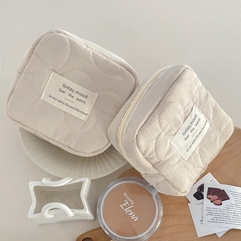 Hygienic Sanitary Pad Organizer With Polyester Fabric Modern Compact Travel Storage For Womens Toiletry Use