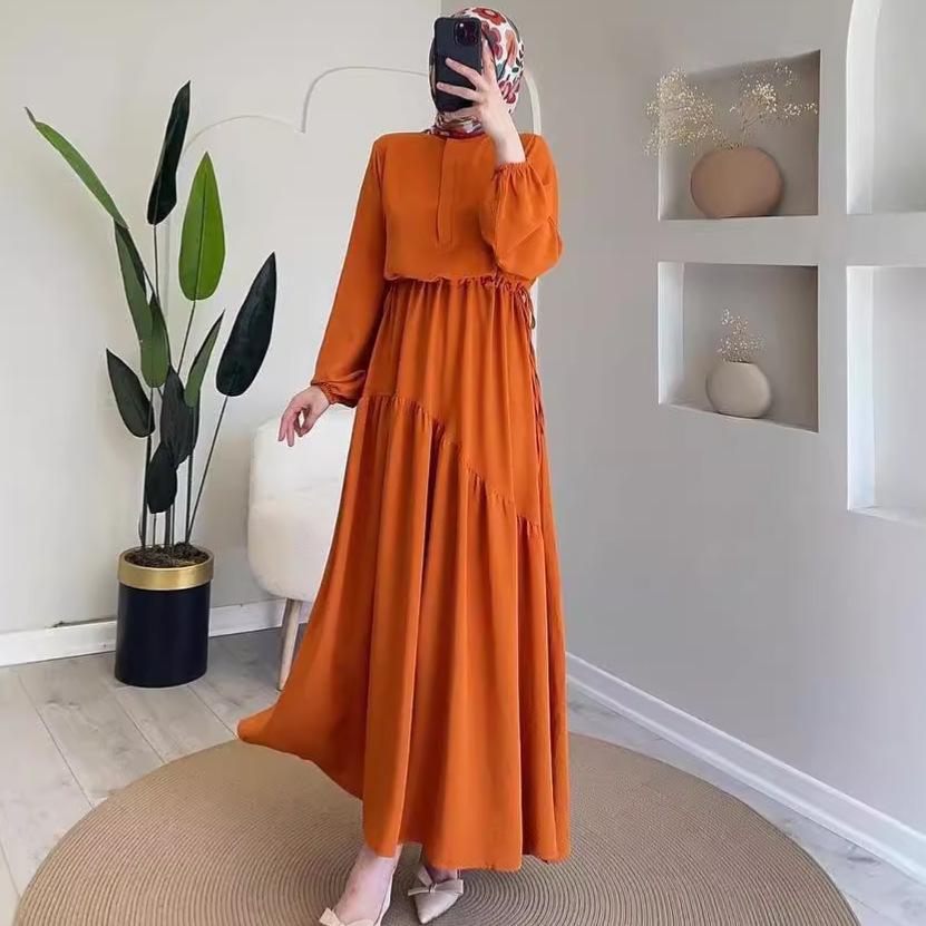 Zestaw na jesień 2024: top z okrągłym dekoltem w jednolitym kolorze i plisowana spódnica z wysokim stanem