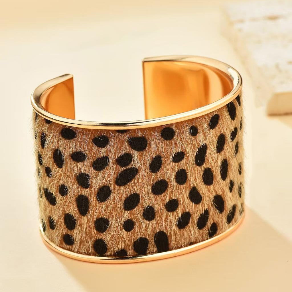 Bequemes Leopardenmuster Offenes Armband Verstellbar Breite Manschette Beflockte Textur Legierung Stilvolles Damenmode-Accessoire