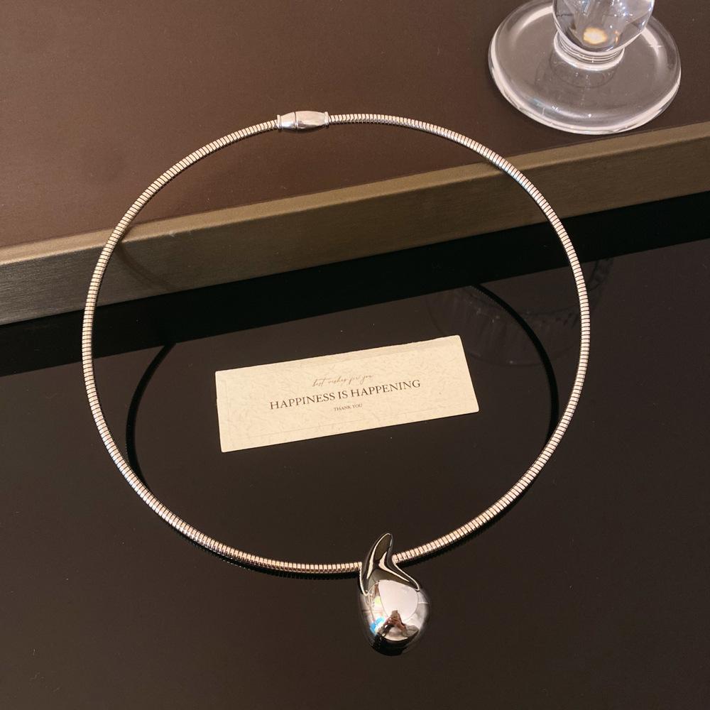 Einzigartiges Nischendesign, schlichtes Metall-Halsreifarmband, schlichter Ringhalsreif für weibliche Persönlichkeit, kaltes Halsketten-Accessoire
