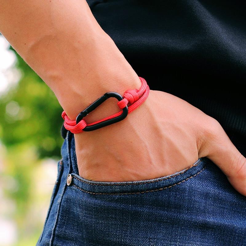 Pulsera de Aventura al Aire Libre y Montañismo para Hombres Hecha a Mano Ajustable de Paracord con Mosquetón Negro Joyería Punk Masculina Pulsera