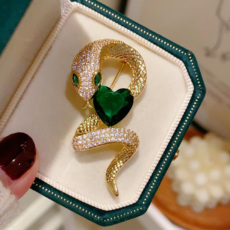 Broche Cobra de Luxo Coração de Cristal Verde Animal do Zodíaco Pins de Lapela para Mulheres Exquisite Broche de Joias para Festa de Lenço Vestido Casaco
