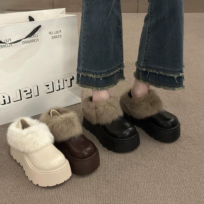 Thick-soled Velvet Warm Woman, Wearing Fluffy Cotton Shoes In Winter and Leather Snow Boots On One Foot