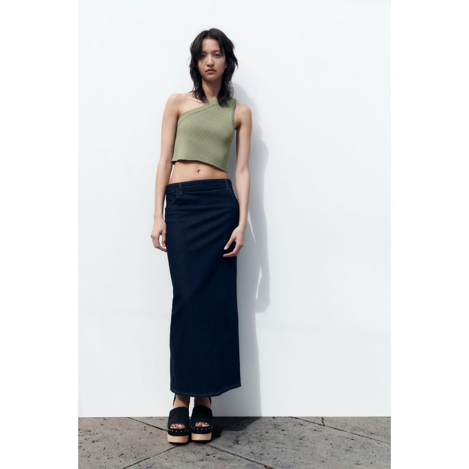 

ASYMMETRIC KNIT CROP TOP