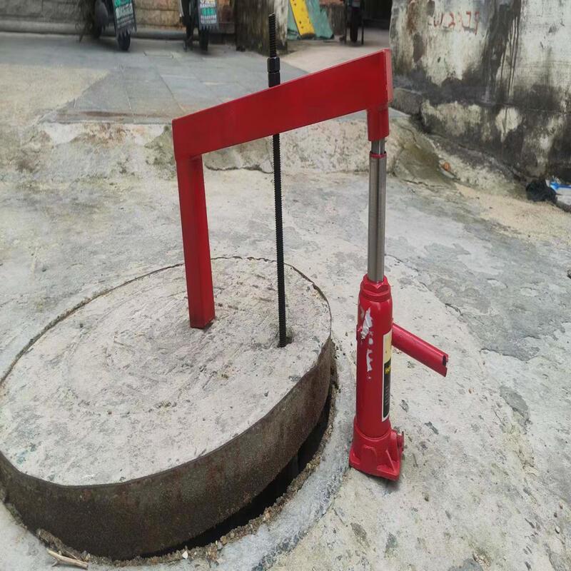 Robustní nástroj na otevírání poklopů