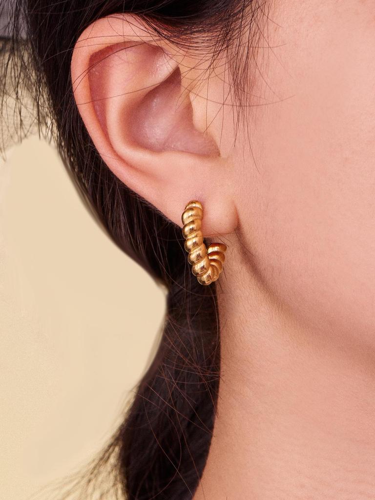 Qiong Yao French-Style C-Shaped Cable Knit Hoop Earrings - Versatile European and American INS Style Ear Jewelry for Women.